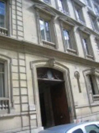Location * פריז